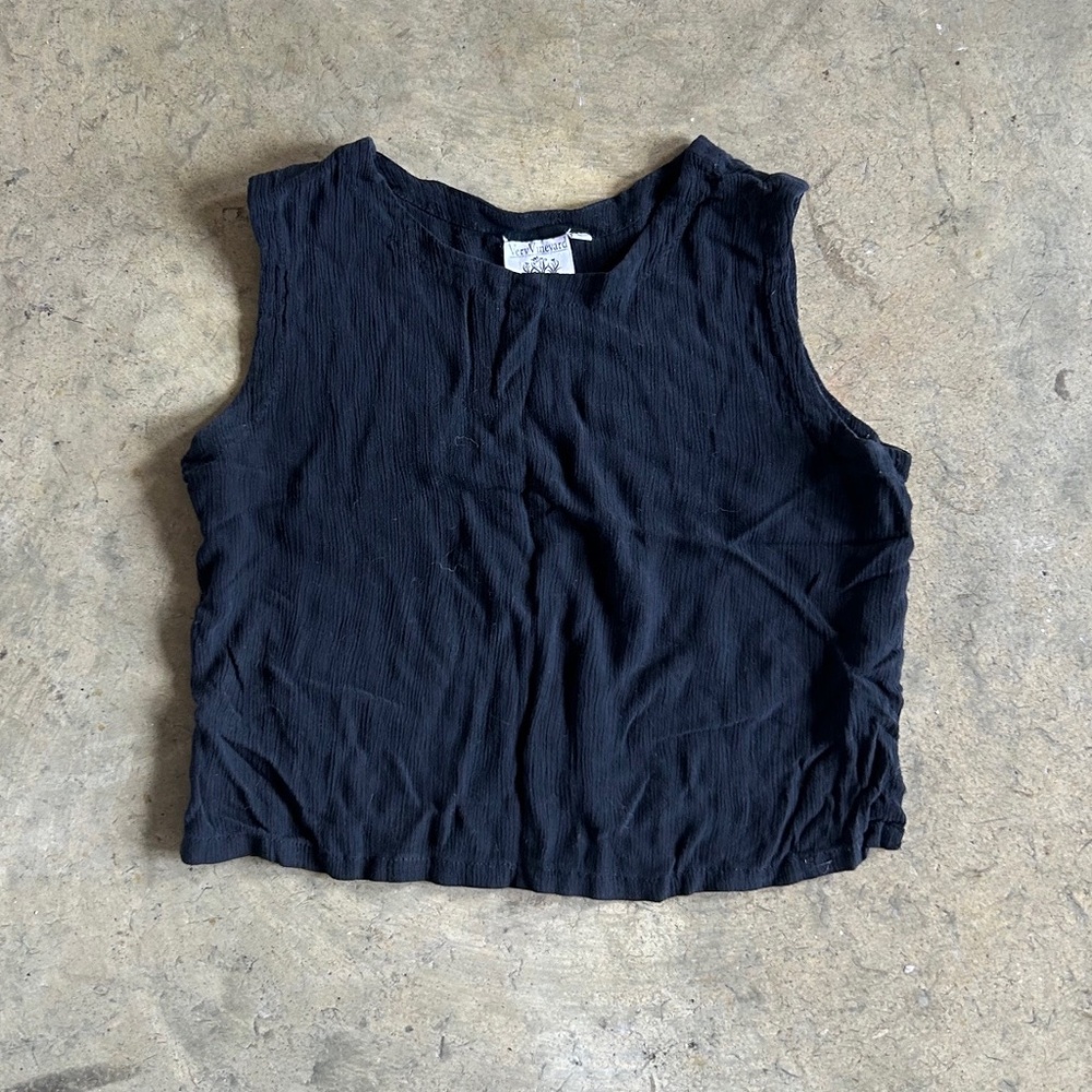 Small sleeveless black crop top